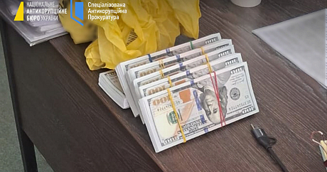 Вимагання $110 тис. хабаря: працівникам СБУ та адвокату повідомили про підозру (ФОТО)